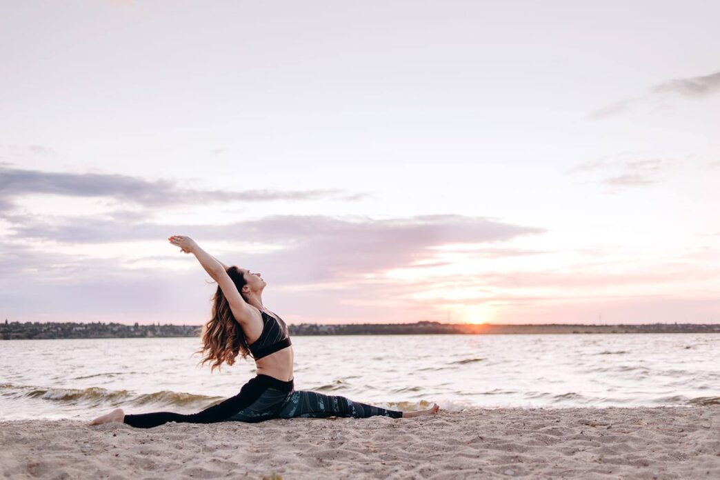 фото: заняття йогою на пляжі – чим корисна йога для тіла