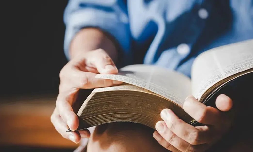 фото: людина читає книгу – книги про медитації