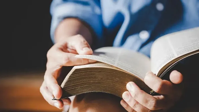 фото: людина читає книгу – книги про медитації
