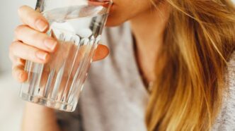 фото: людина пʼє воду – скільки потрібно пити води