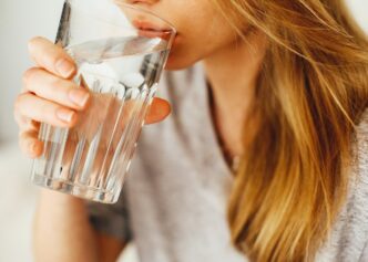 фото: людина пʼє воду – скільки потрібно пити води