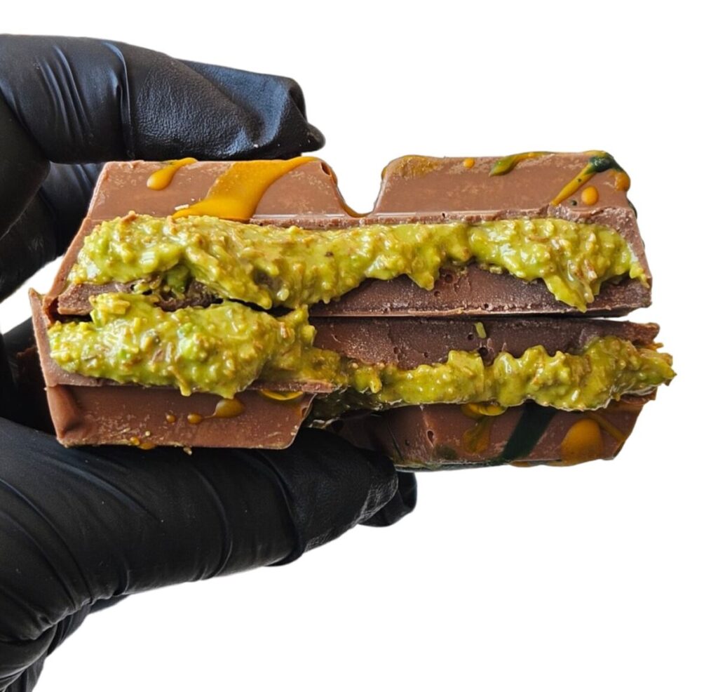 фото: дубайский шоколад в руке – исследование о дубайском шоколаде