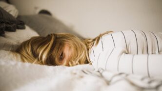 фото: людина в ліжку – як правильно спати