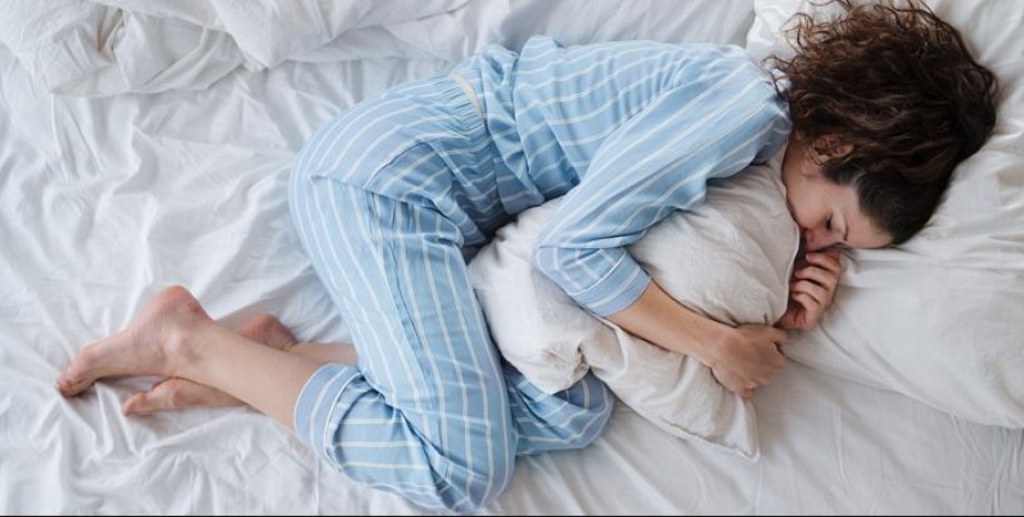 фото: женщина спит в постели – женский сон