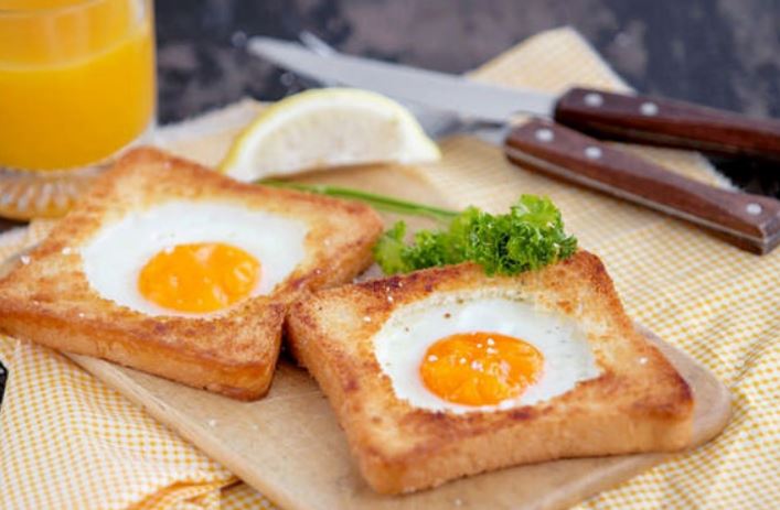 фото: тосты с яйцом – польза завтрака