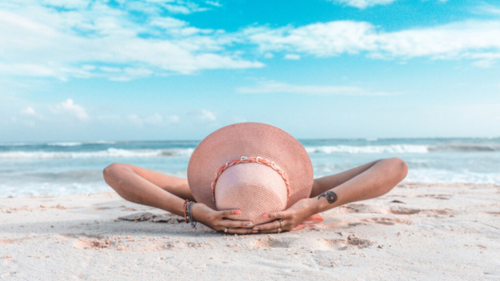 фото: жінка засмагає на сонці – як засмагати без шкоди