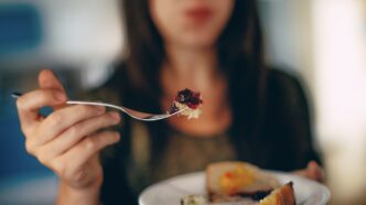 фото: жінка з вилкою і тарілкою – у чому небезпека РХП