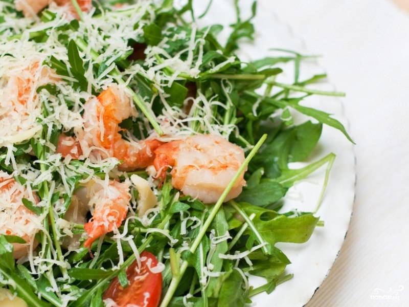 фото: салат на тарілці, креветки – рецепти з авокадо