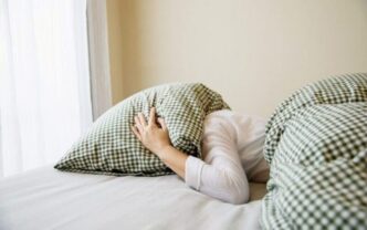 фото: людина спить у ліжку – скільки потрібно спати