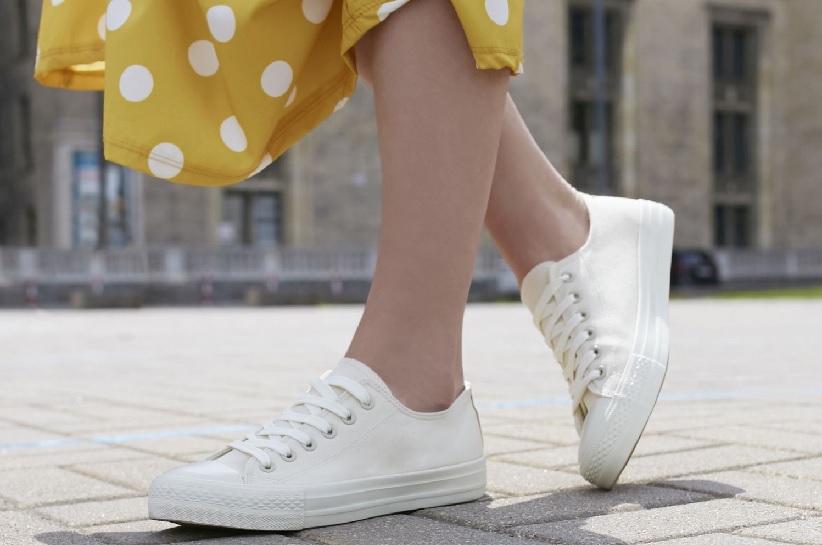 фото: жінка у білих кедах