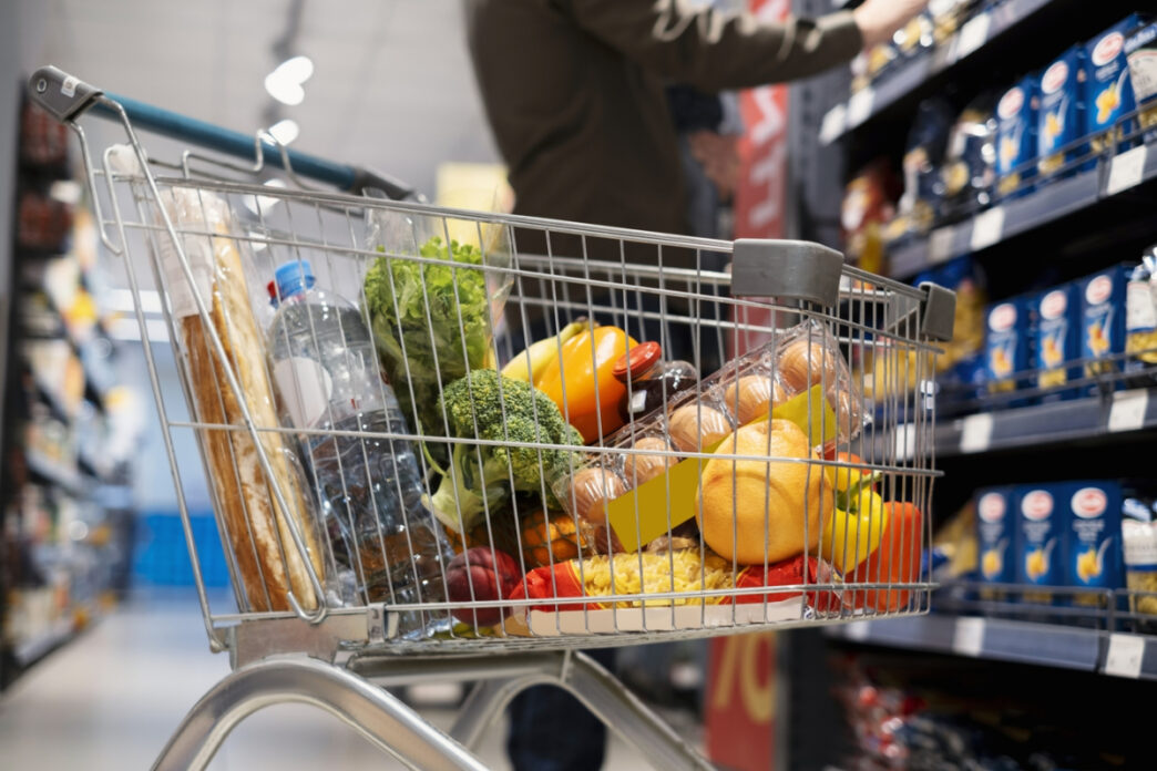 фото: продукти у візку в супермаркеті - як читати етикетки