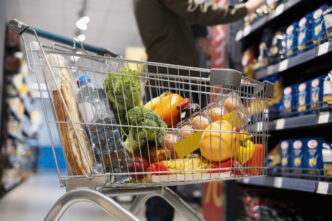 фото: продукти у візку в супермаркеті - як читати етикетки