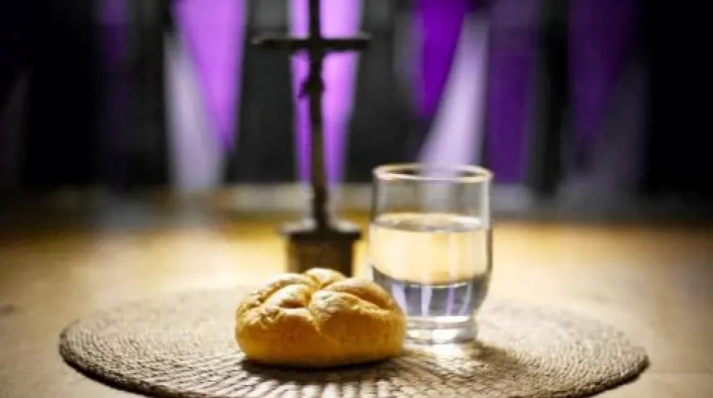 фото: хліб, вода і хрест на столі – Великий піст