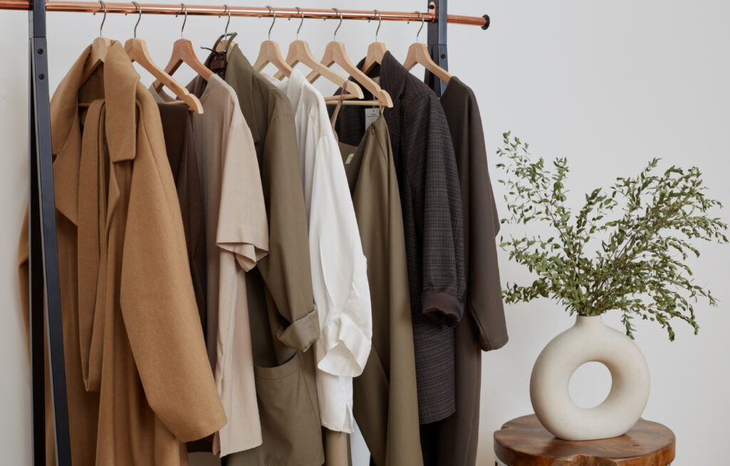 фото: одяг на вішалках – капсульний гардероб