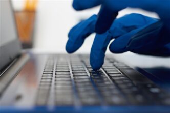 фото: рука у рукавиці на клавіатурі – інформаційна гігієна