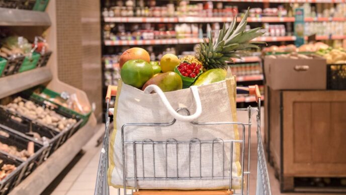 фото: продукти у візку у супермаркеті – харчові тренди