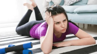 фото: дівчина лежить на підлозі – тренування вдома