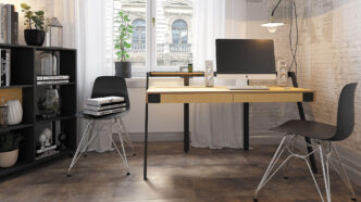 фото: стіл і компʼютер в кімнаті – домашній офіс