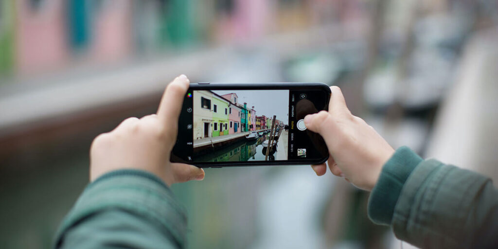 фото: iPhone у руках – зйомки на iPhone