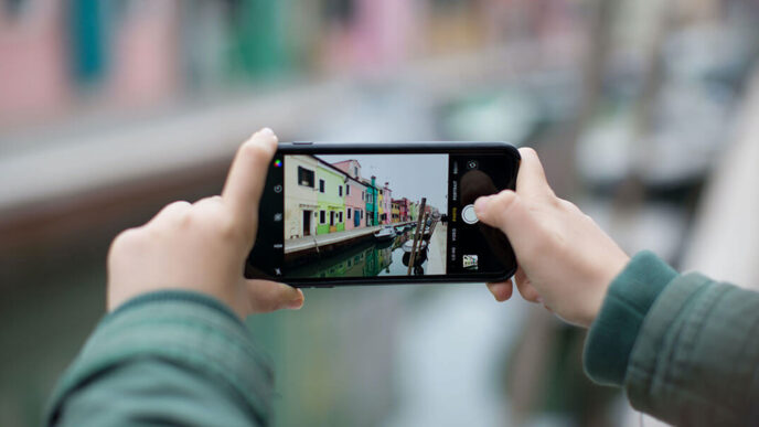 фото: iPhone у руках – зйомки на iPhone