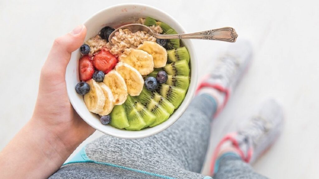 фото: тарілка з фруктами у руках – інтуїтивне харчування