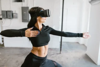 фото: дівчина під час VR-тренування