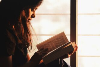 фото: девушка читает книгу