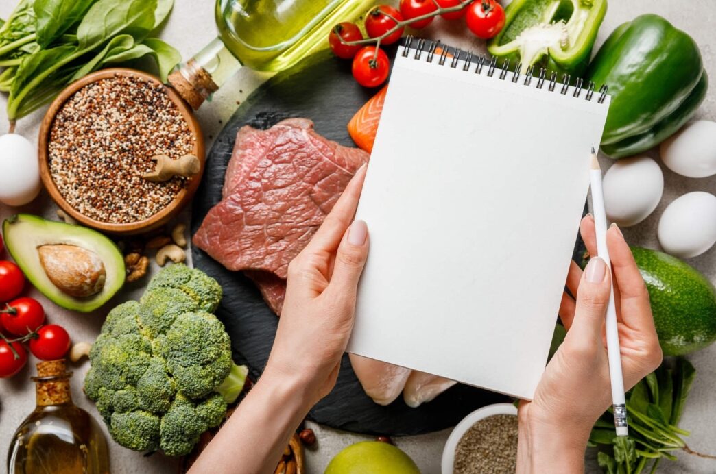 фото: продукти і блокнот – планування меню