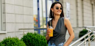 фото: жінка в окулярах на вулиці – вплив соцмереж на моду