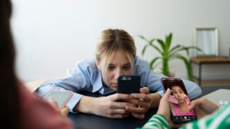 фото: дівчина дивиться у телефон - навчання у TikTok