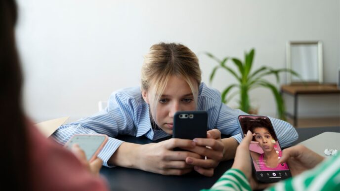 фото: дівчина дивиться у телефон - навчання у TikTok