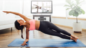 фото: жінка тренується – короткі тренування