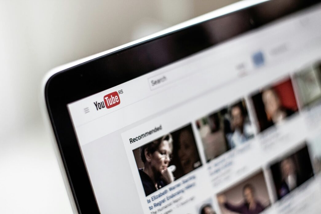 фото: YouTube на компʼютері – відео про культуру та мистецтво