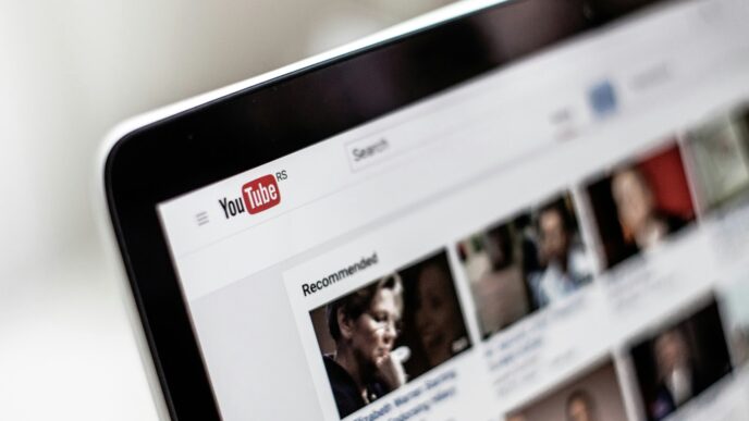 фото: YouTube на компʼютері – відео про культуру та мистецтво