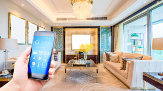 фото: смартфон і кімната – розумний будинок