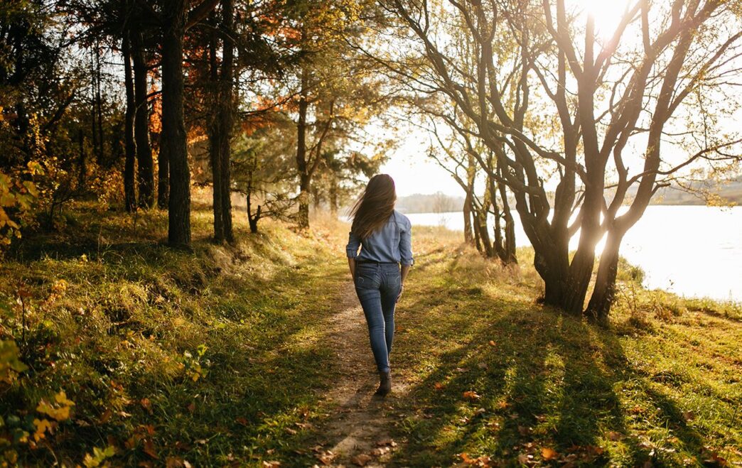 фото: дівчина гуляє у парку – де брати натхнення