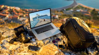 фото: рюкзак та ноутбук у горах тревел-блогери, подорожі