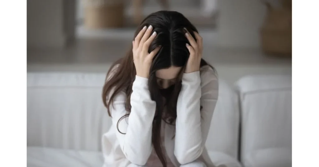 фото: жінка тримає руками голову – тривожні думки