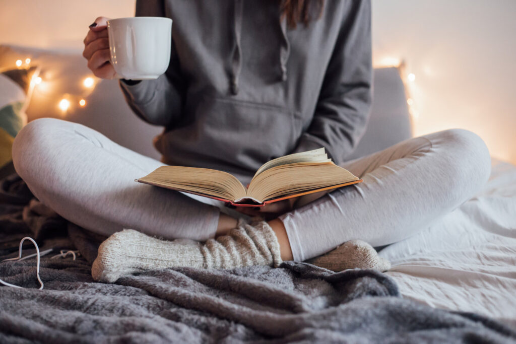 фото: дівчина з чашкою чаю читає книгу – книги