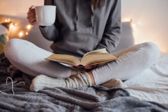 фото: дівчина з чашкою чаю читає книгу – книги