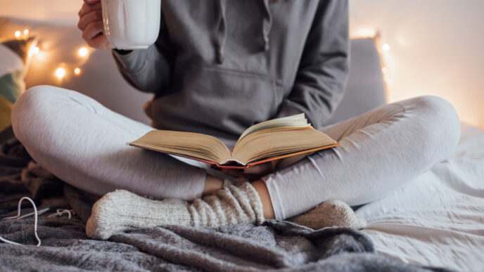 фото: дівчина з чашкою чаю читає книгу – книги