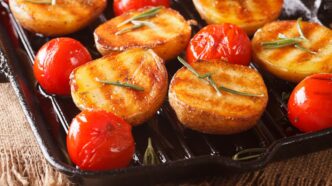 фото: печена картопля з овочами – рецепти травня