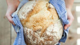 фото: домашній хліб у руках – рецепт хліба