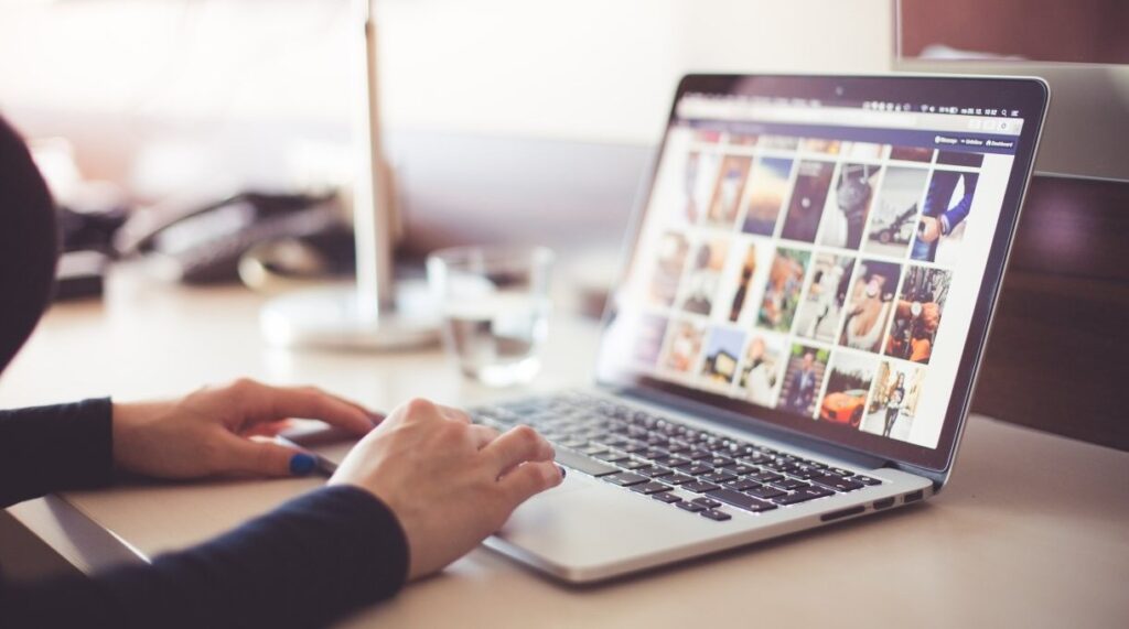 фото: людина за ноутбуком – цифрова гігієна