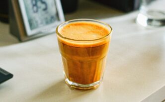 фото: золоте лате у склянці – користь молока з куркумою