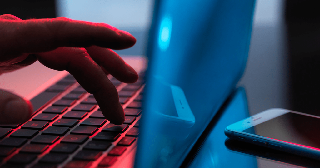 фото: руки на клавіатурі ноутбука – цифрова безпека