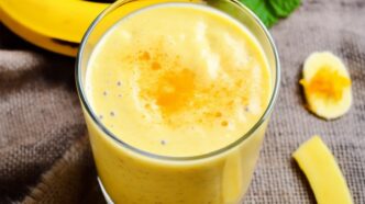 фото: смузі у склянці – користь смузі з куркумою і бананом