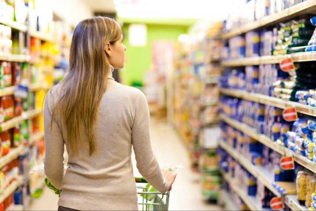 жінка у супермаркеті – вибір продуктів без прихованого цукру
