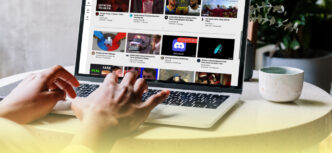 фото: людина сидить за ноутбуком – навчання у YouTube
