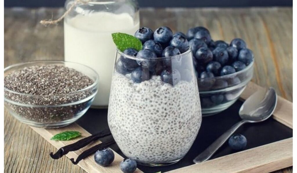 фото: чіп-пудинг у склянці з ягодами – веганські десерти